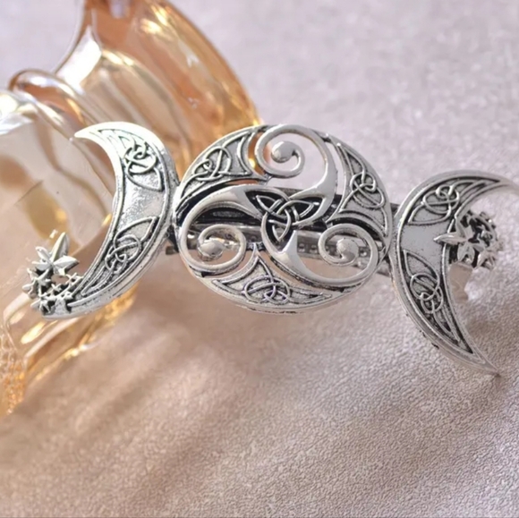 unknown Accessories - Celtic Triquetra Hair Clip
